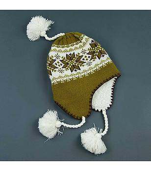 Дамска зимна шапка в цвят маслина със зимни мотиви снимка