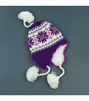 Лилава дамска зимна шапка със зимни мотиви снимка