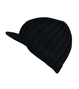 Черна зимна шапка с козирка снимка