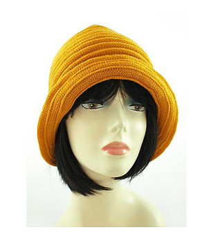 Дамска шапка в оранжев нюанс снимка