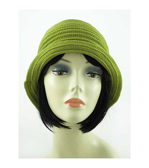 Дамска шапка в зелен нюанс снимка