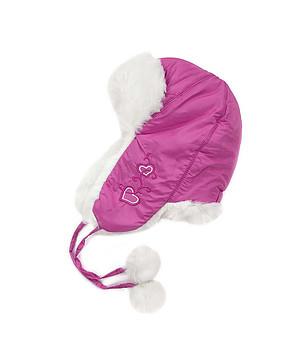 Детска шапка ушанка в тъмнорозово с бродерии сърца снимка