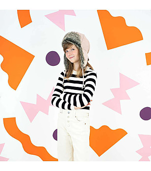 Бежова детска шапка ушанка с пух снимка