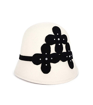 Бяла дамска шапка с черна декорация снимка