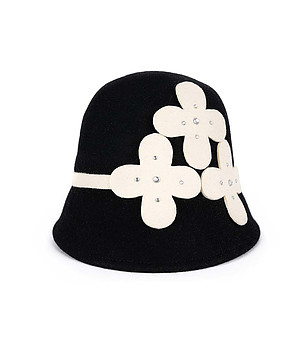 Дамска шапка в черно с бяла декорация снимка