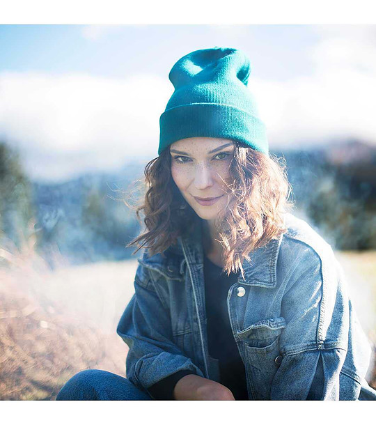 Зимна шапка в синьо снимка