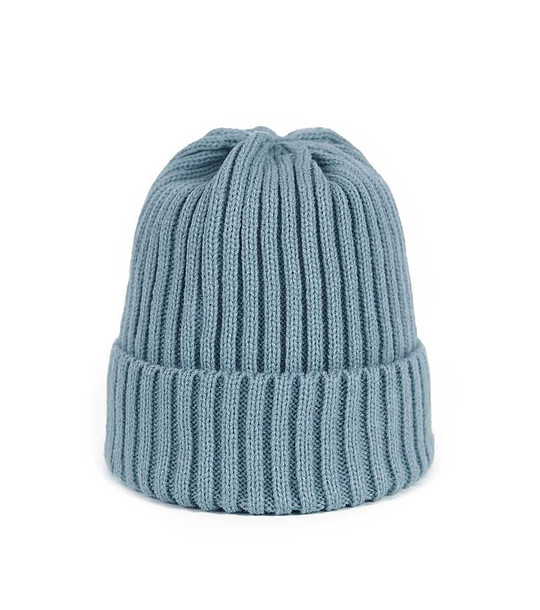 Класическа зимна шапка в светлосиньо снимка
