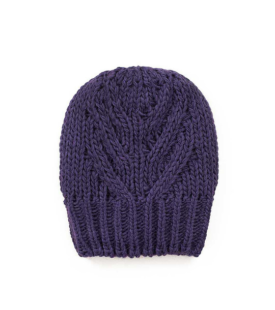 Тъмнолилава дамска зимна шапка снимка