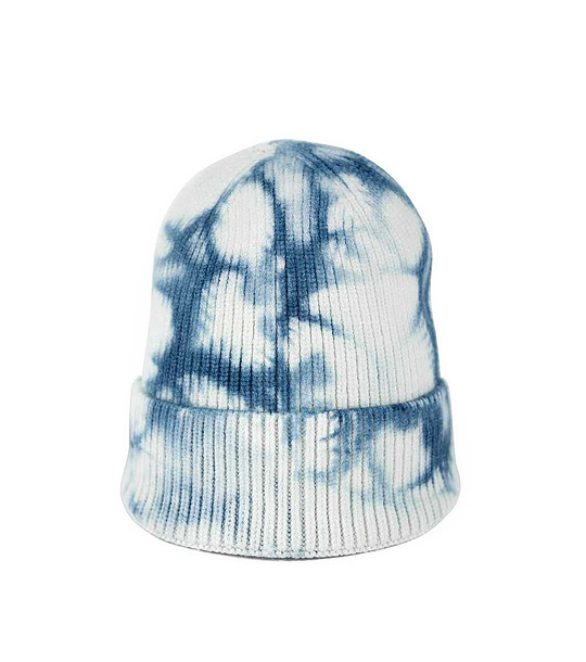 Детска шапка в бяло и синьо снимка