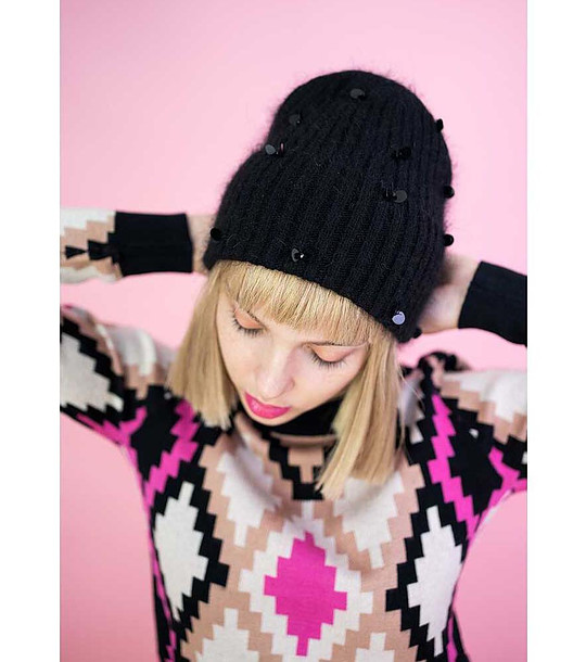 Черна дамска шапка снимка