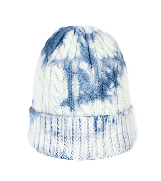 Детска шапка в бяло и синьо с плетеници снимка