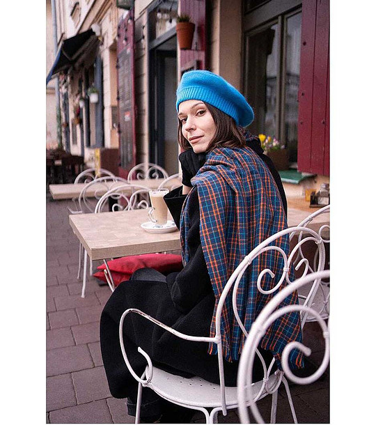 Синя дамска барета с ангора снимка