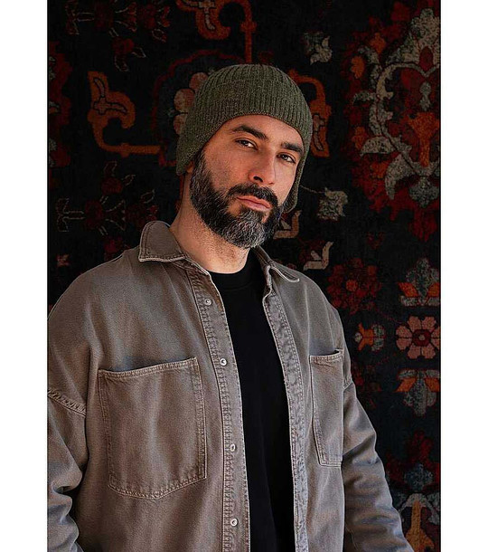 Зимна шапка в цвят маслина снимка