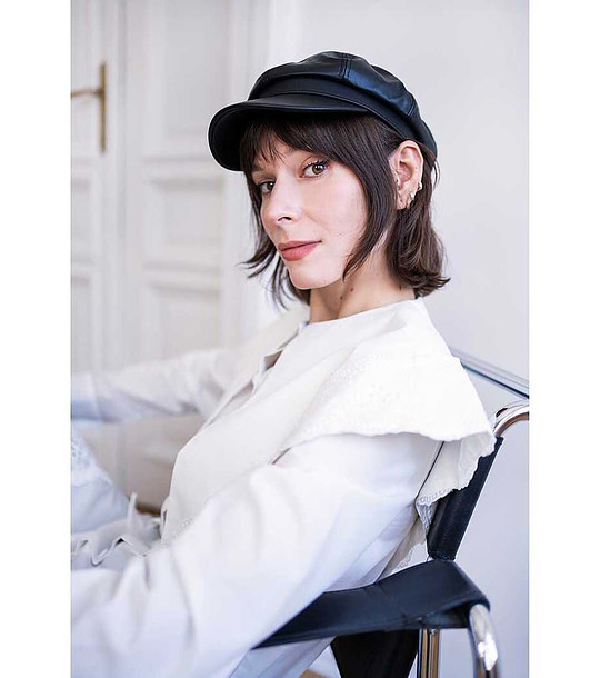 Дамски каскет в черно снимка