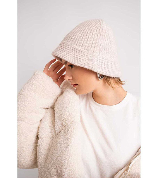 Дамска вълнена шапка в екрю снимка