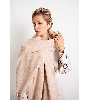 Светлобежов дамски шал с ресни снимка