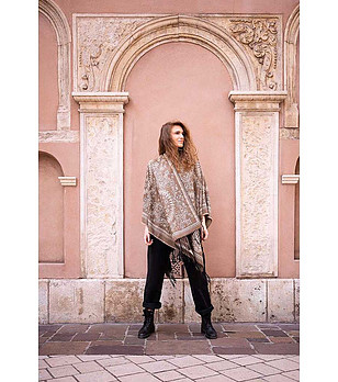 Бежово пончо с пейсли принт снимка