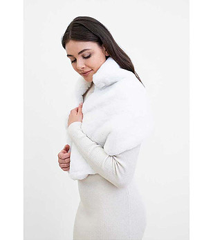 Бял елегантен пухкав шал снимка