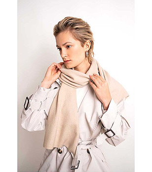 Дамски шал в екрю снимка