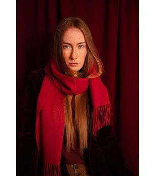 Вълнен дамски шал в цвят малина снимка