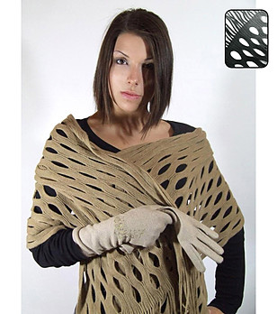 Ажурен дамски шал в черно и сиво снимка