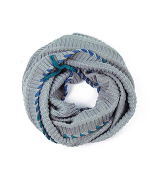 Сив дамски шал снуд снимка