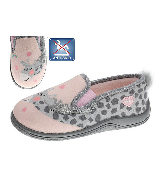 Ефектни детски пантофи в розов нюанс и декорация в сиво снимка