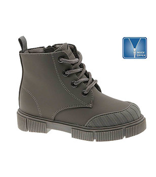 Детски боти в цвят каки снимка