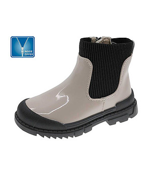 Бежови детски боти снимка