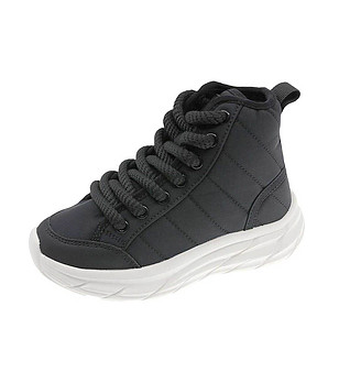 Черни боти с връзки снимка