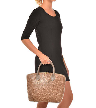 Бежова дамска чанта от естествена кожа с релеф Dolores снимка