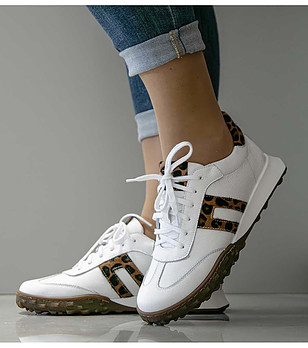 Бели дамски кожени сникърси с леопардови мотиви снимка