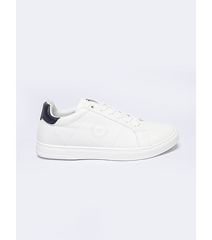 Мъжки бели сникърси снимка