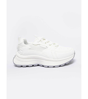 Дамски бели сникърси снимка