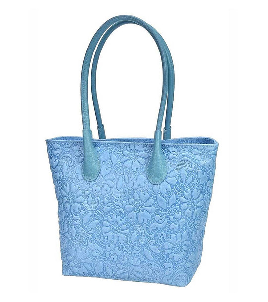 Кожена чанта в син нюанс с флорален релеф снимка