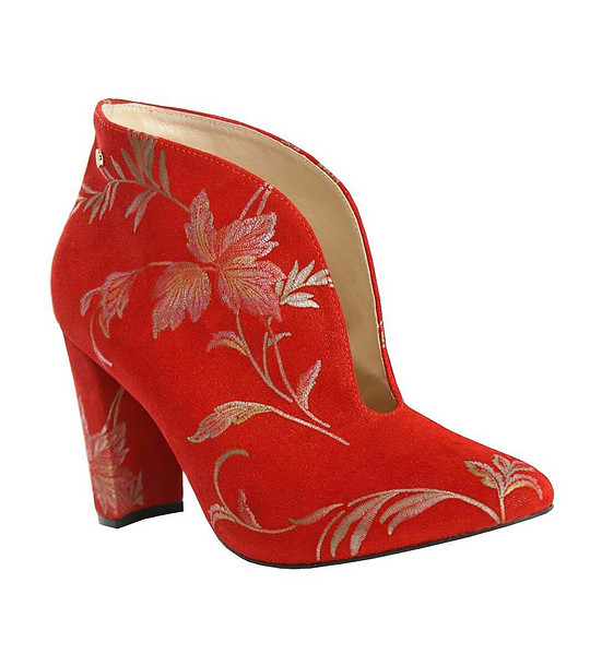 Червени дамски велурени боти със златисти мотиви снимка