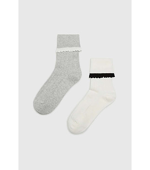 Сет от чорапи в бяло и сиво с котрастн кант с къдрички снимка