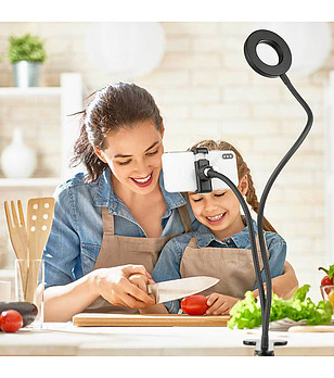 Аксесоар със стойка за телефон, LED светлина и USB кабел снимка