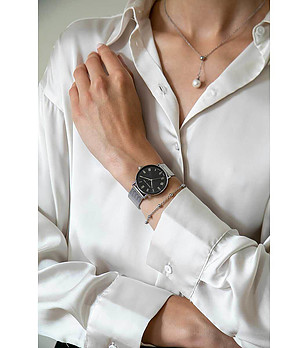 Комплект от часовник и обеци в сребристо снимка