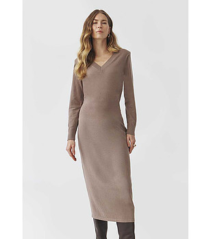 Бежова рокля от фино плетиво Inna снимка