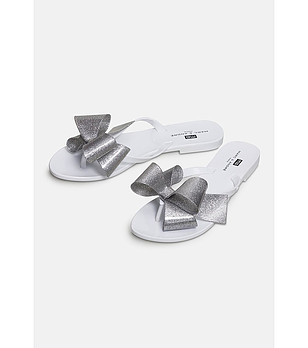 Сребристи дамски чехли с панделка снимка