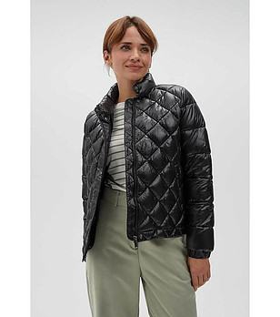 Черно капитонирано дамско яке снимка