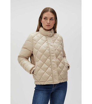 Светлобежово дамско капитонирано яке снимка