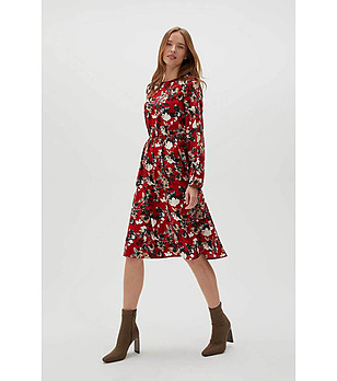 Рокля в червено с контрастен принт снимка