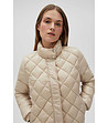 Светлобежово дамско капитонирано яке-4 снимка