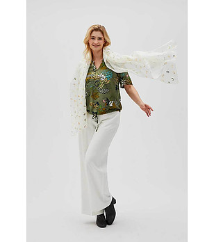 Дамски шал в цвят слонова кост с принт снимка