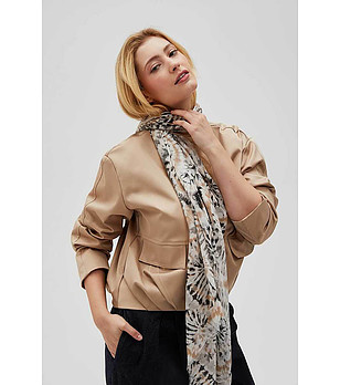 Дамски шал в бежово с принт в кафяво снимка