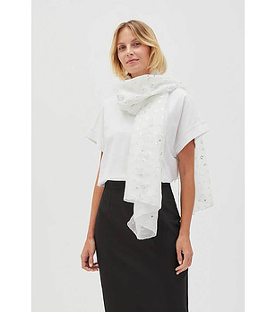 Дамски бял шал с принт в сребристо снимка