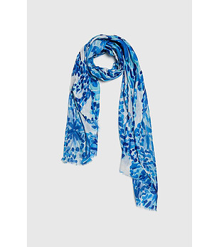 Дамски шал в сини нюанси снимка