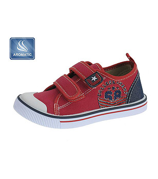 Червени детски кецове снимка